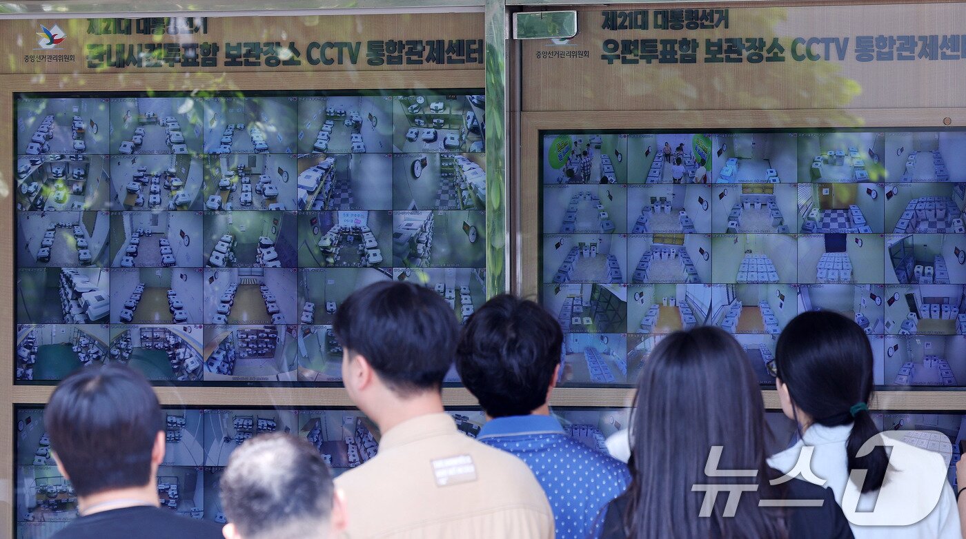 본문 이미지 - 공정선거 참관단들이 1일 오후 서울 종로구 서울시선거관리위원회에서 제21대 대통령선거 사전투표함 보관장소 CCTV 상황을 열람하고 있다. 2025.6.1/뉴스1 ⓒ News1 박지혜 기자