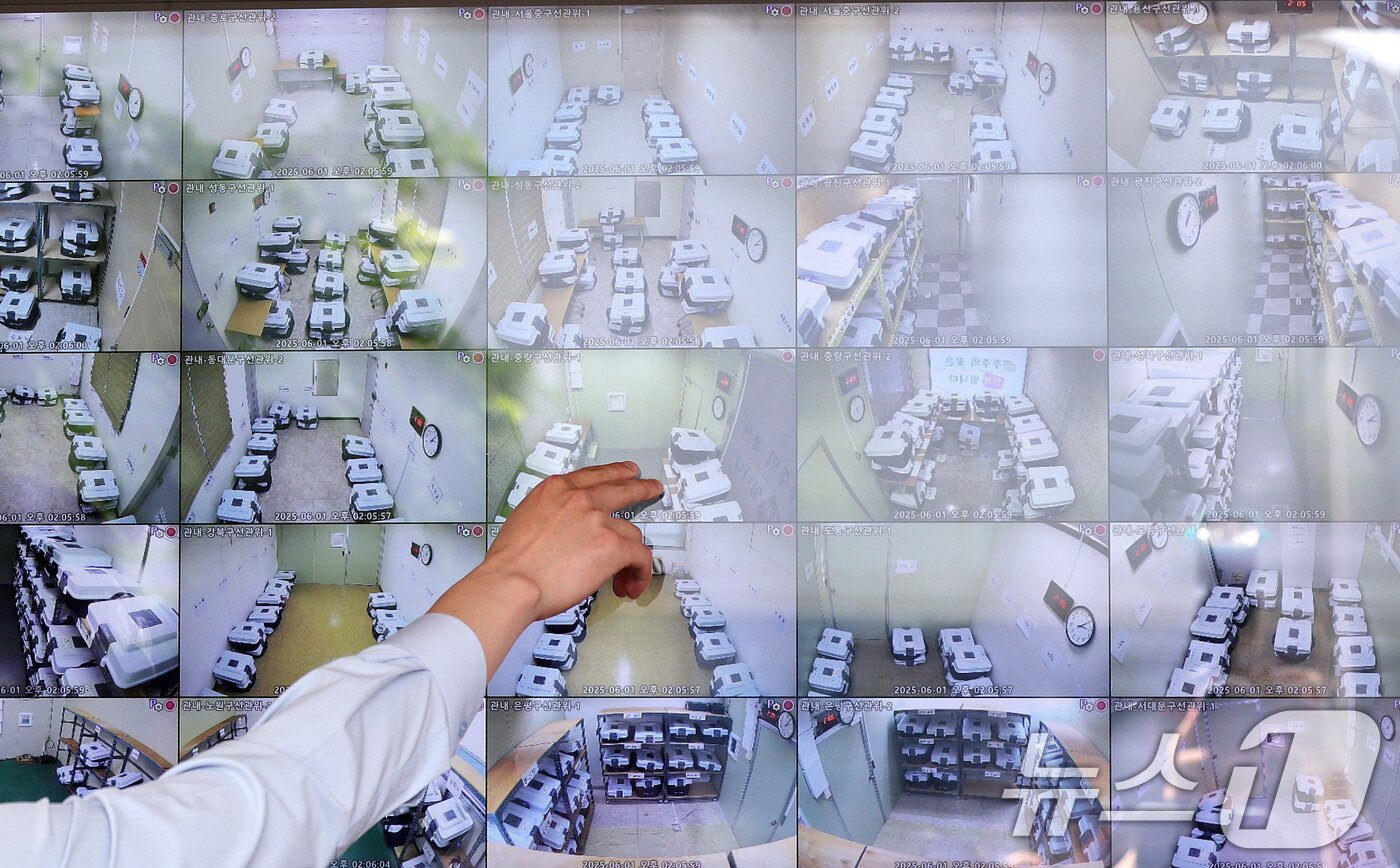 본문 이미지 - 1일 오후 서울 종로구 서울시선거관리위원회 1층에 설치된 제21대 대통령선거 사전투표함 보관장소 CCTV 통합관제센터에서 투표함 실시간 영상이 송출되고 있다. 2025.6.1/뉴스1 ⓒ News1 박지혜 기자