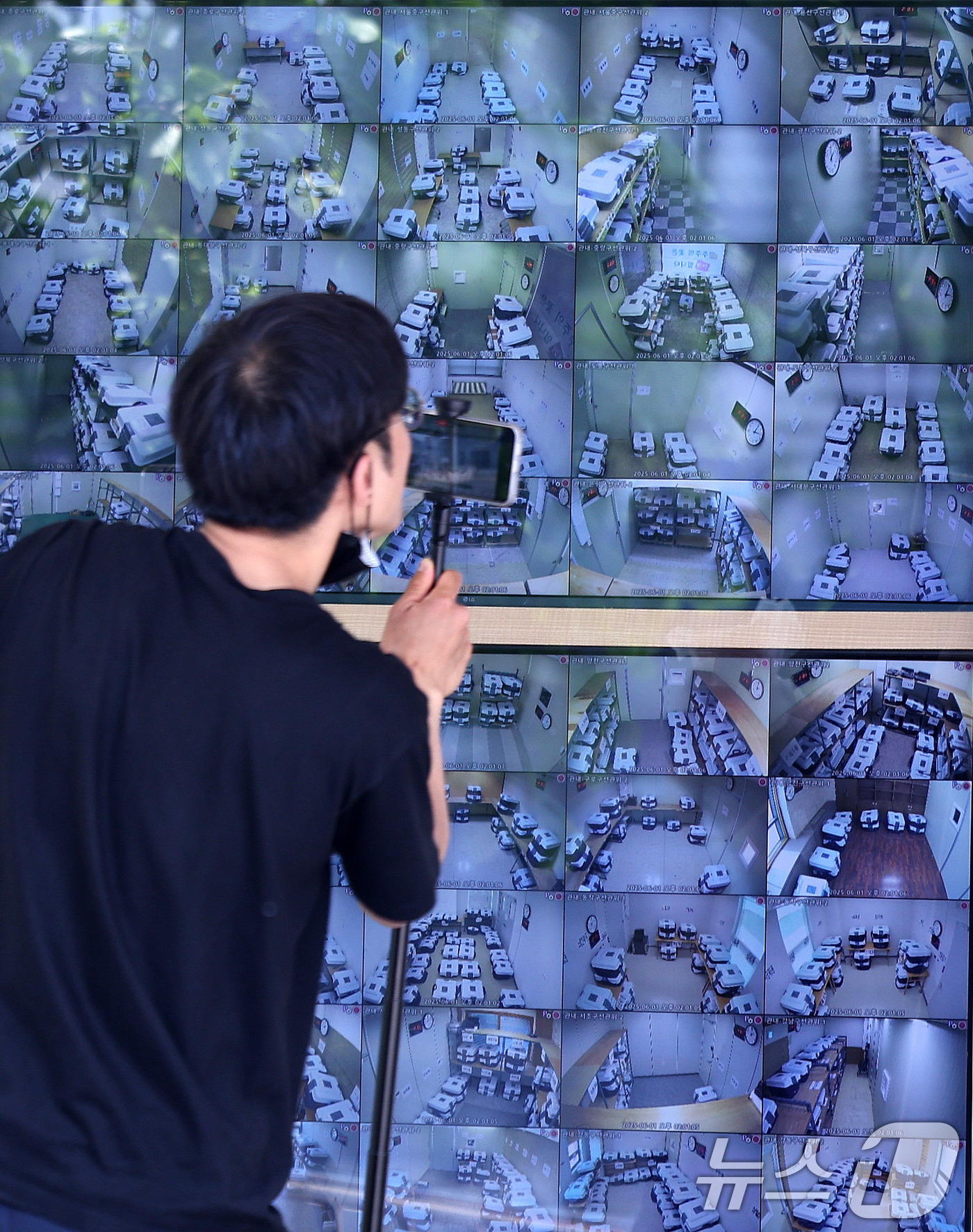 (서울=뉴스1) 박지혜 기자 = 1일 오후 서울 종로구 서울시선거관리위원회 1층에 설치된 제21대 대통령선거 사전투표함 보관장소 CCTV 통합관제센터에서 투표함 실시간 영상이 송출 …