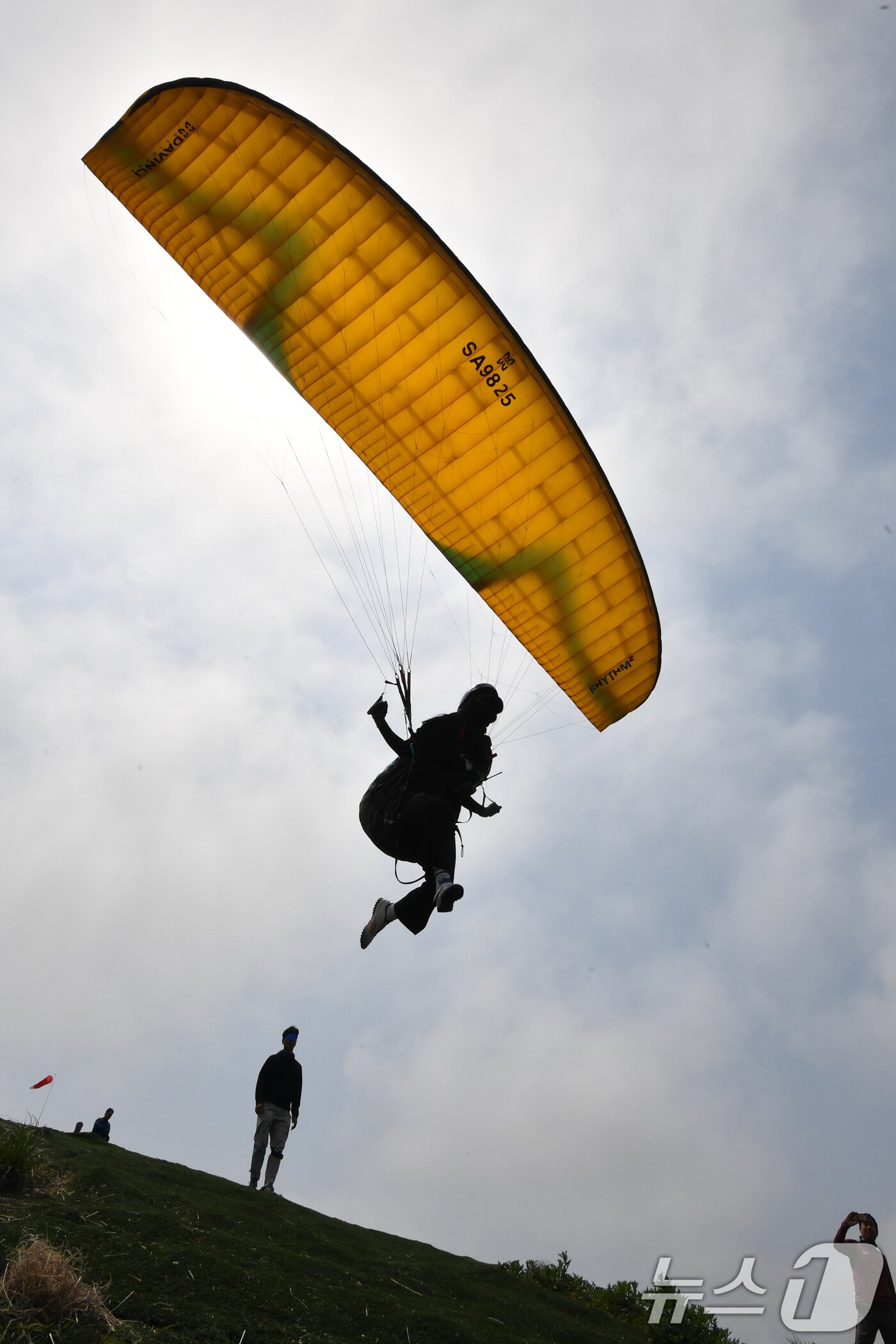 본문 이미지 - 1일 경북 포항시 북구 흥해읍 칠포해수욕장 백사장과 곤륜산 일원에서 개최된 '2025 한국 페러글라이딩 리그 1차전(정밀착륙)' 경기에서 선수들이 곤륜산 정상에서 이룩하고 있다. 2025.6.1/뉴스1 ⓒ News1 최창호 기자