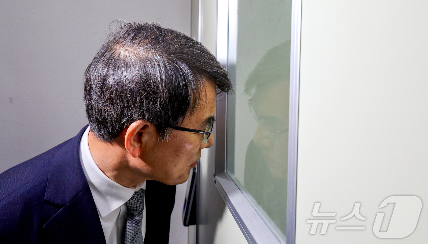 (수원=뉴스1) 김진환 기자 = 노태악 중앙선거관리위원장이 1일 오후 경기 수원시 영통구선거관리위원회를 방문해 사전우편투표함 보관 상황을 점검하고 있다. (공동취재) 2025.6. …