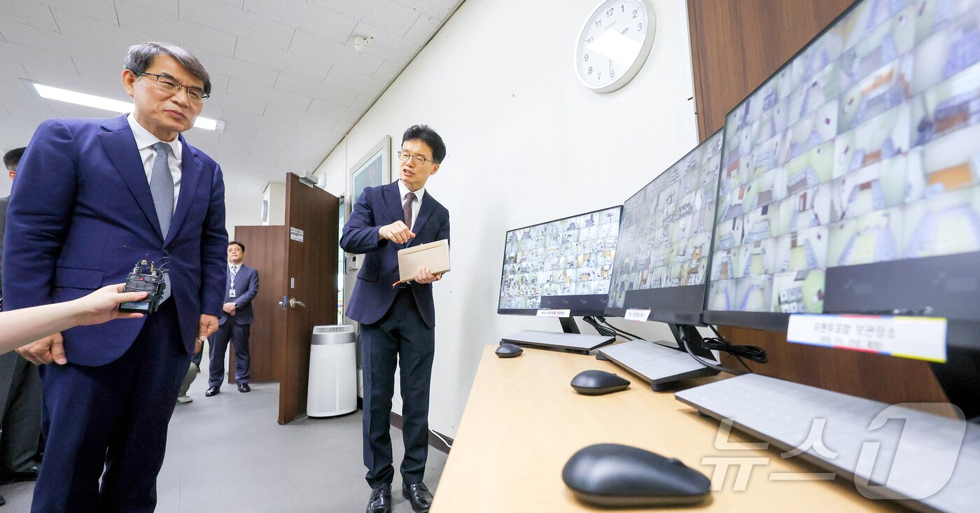 본문 이미지 - 노태악 중앙선거관리위원장이 1일 오후 경기 수원시 영통구 경기도선거관리위원회에 방문해 사전우편투표함 보관 상황을 점검하고 있다. (공동취재) 2025.6.1/뉴스1 ⓒ News1 김진환 기자