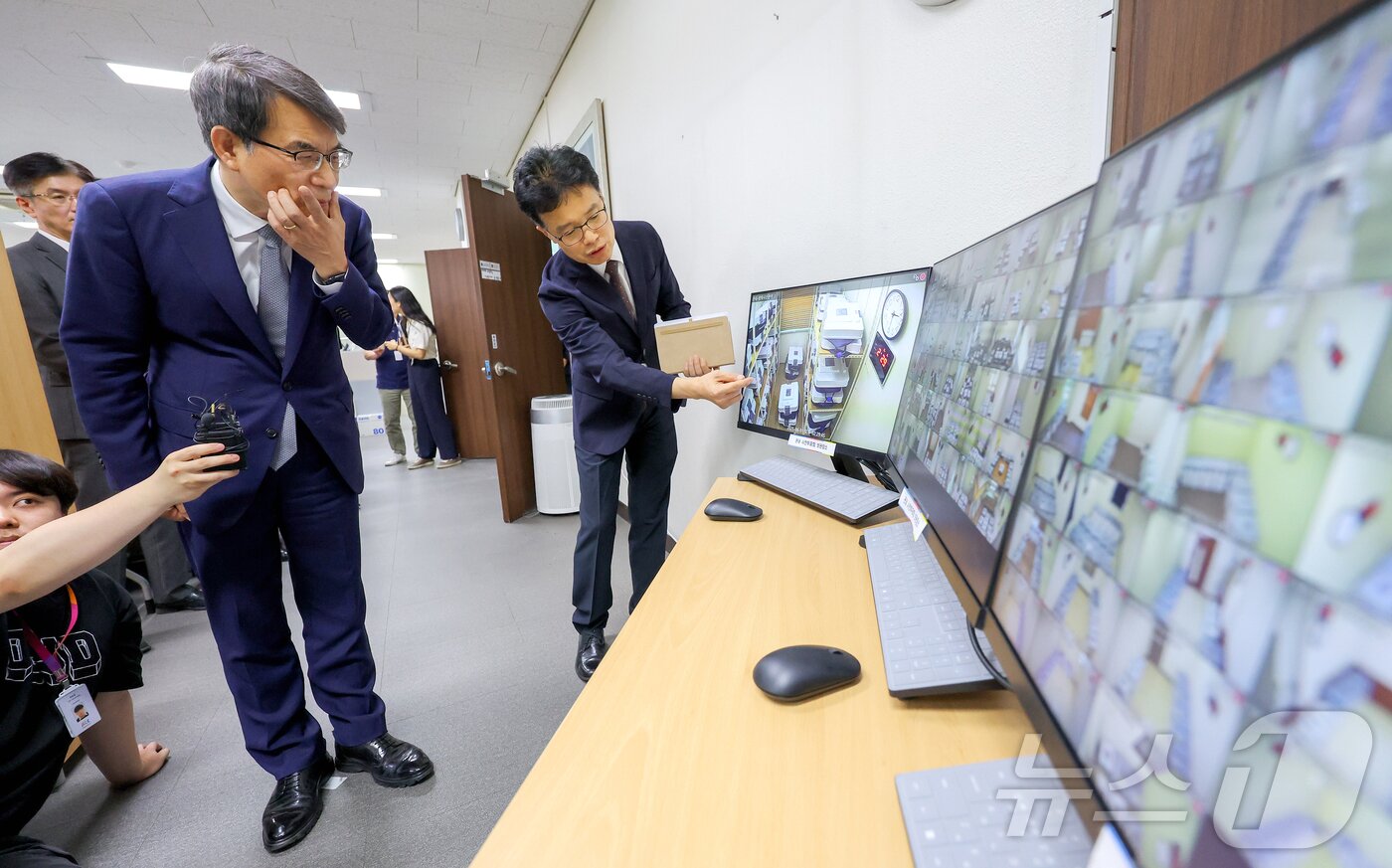 본문 이미지 - 노태악 중앙선거관리위원장이 1일 오후 경기 수원시 영통구 경기도선거관리위원회에 방문해 사전우편투표함 보관 상황을 점검하고 있다. (공동취재) 2025.6.1/뉴스1 ⓒ News1 김진환 기자