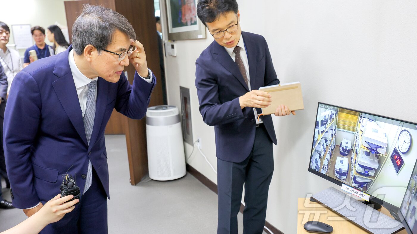 본문 이미지 - 노태악 중앙선거관리위원장이 1일 오후 경기 수원시 영통구 경기도선거관리위원회에 방문해 사전우편투표함 보관 상황을 점검하고 있다. (공동취재) 2025.6.1/뉴스1 ⓒ News1 김진환 기자
