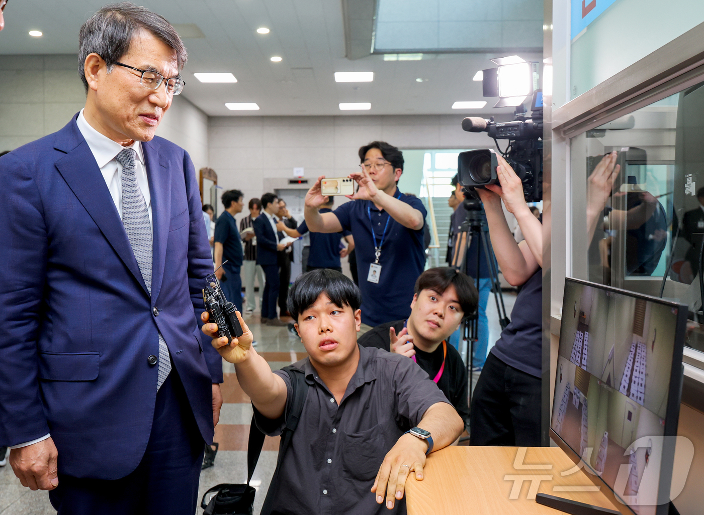 (수원=뉴스1) 김진환 기자 = 노태악 중앙선거관리위원장이 1일 오후 경기 수원시 영통구 경기도선거관리위원회에 방문해 사전우편투표함 보관 상황을 점검하고 있다. (공동취재) 202 …