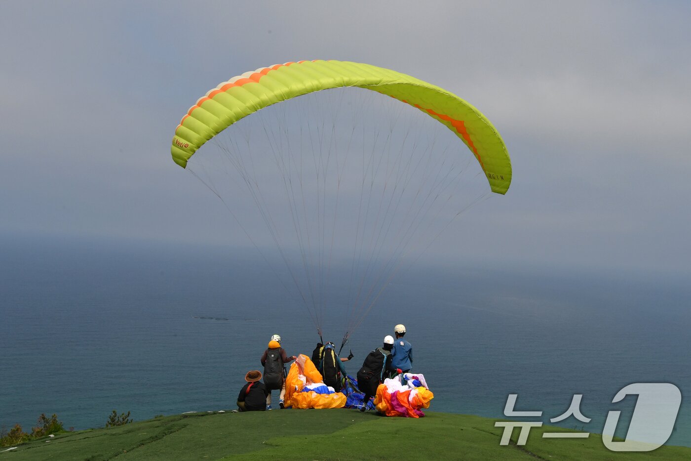 본문 이미지 - 1일 경북 포항시 북구 흥해읍 칠포해수욕장 백사장과 곤륜산 일원에서 개최된 '2025 한국 페러글라이딩 리그 1차전(정밀착륙)' 경기에서 선수들이 곤륜산 정상에서 이륙 준비를 하고 있다.  2025.6.1/뉴스1 ⓒ News1 최창호 기자