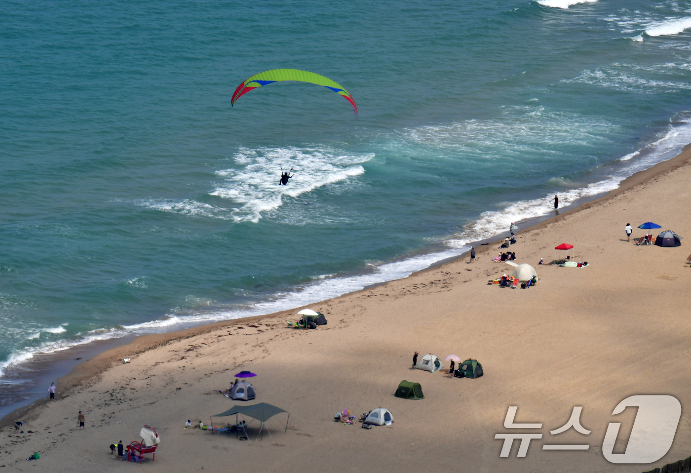 (포항=뉴스1) 최창호 기자 = 1일 경북 포항시 북구 흥해읍 칠포해수욕장 백사장과 곤륜산 일원에서 개최된 '2025 한국 패러글라이딩 리그 1차전(정밀착륙)' 경기에서 선수들이 …