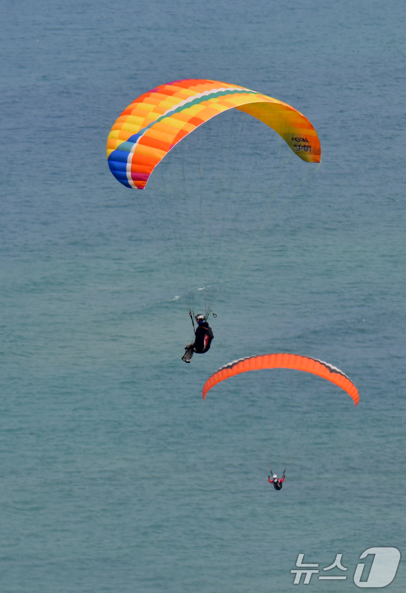 (포항=뉴스1) 최창호 기자 = 1일 경북 포항시 북구 흥해읍 칠포해수욕장 백사장과 곤륜산 일원에서 개최된 '2025 한국 패러글라이딩 리그 1차전(정밀착륙)' 경기에서 선수들이 …