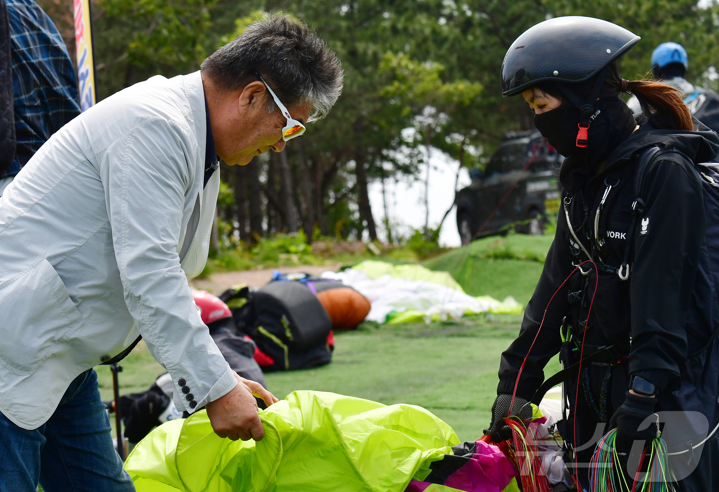 (포항=뉴스1) 최창호 기자 = 박광남 대한패러글라이딩협회장이 1일 경북 포항시 북구 흥해읍 곤륜산 활공장과 칠표해수욕장 일원에서 열린  '2025 한국 패러글라이딩 리그 1차전( …