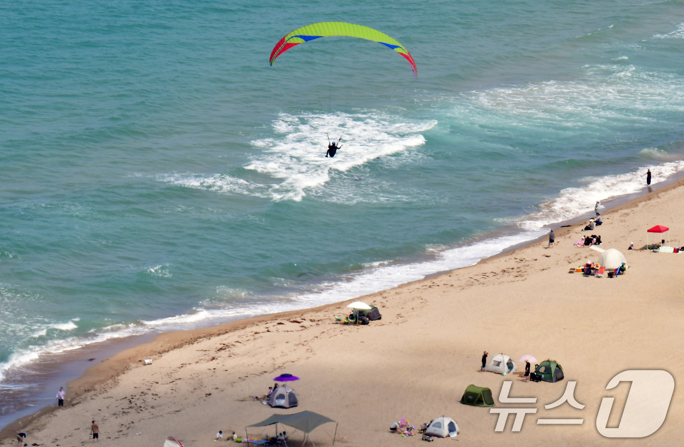 (포항=뉴스1) 최창호 기자 = 1일 경북 포항시 북구 흥해읍 칠포해수욕장 백사장과 곤륜산 일원에서 개최된 '2025 한국 패러글라이딩 리그 1차전(정밀착륙)' 경기에서 선수들이 …