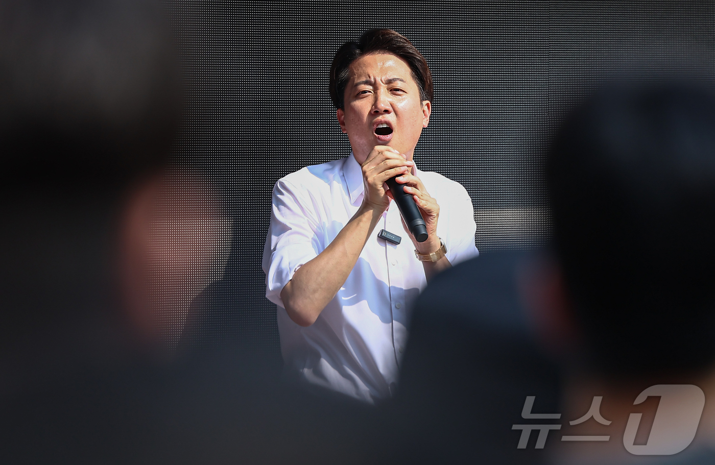 (화성=뉴스1) 김도우 기자 = 이준석 개혁신당 대통령 후보가 1일 경기 화성시 동탄호수공원을 찾아 지지를 호소하고 있다. 2025.6.1/뉴스1