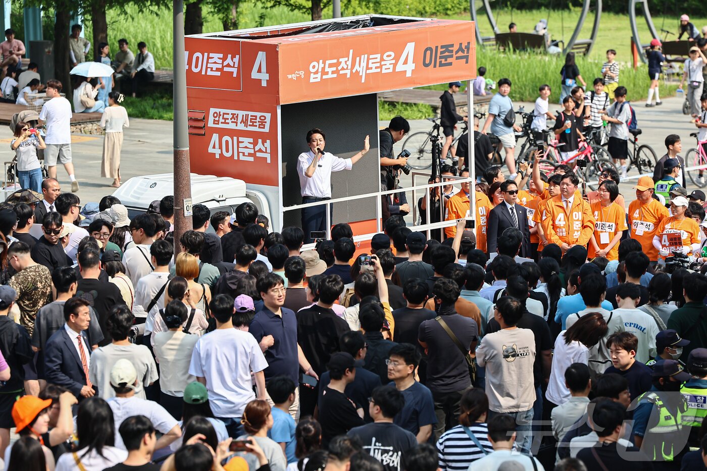 본문 이미지 - 이준석 개혁신당 대통령 후보가 1일 경기 화성시 동탄호수공원을 찾아 지지를 호소하고 있다. 2025.6.1/뉴스1 ⓒ News1 김도우 기자