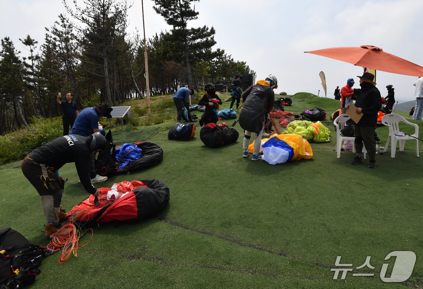 본문 이미지 - 1일 경북 포항시 북구 흥해읍 칠포해수욕장 백사장과 곤륜산 일원에서 개최된 '2025 한국 패러글라이딩 리그 1차전(정밀착륙)' 경기에 출전한 선수들이 곤륜선 정상에서 장비 점검을 하고 있다. 2025.6.1/뉴스1 ⓒ News1 최창호 기자 