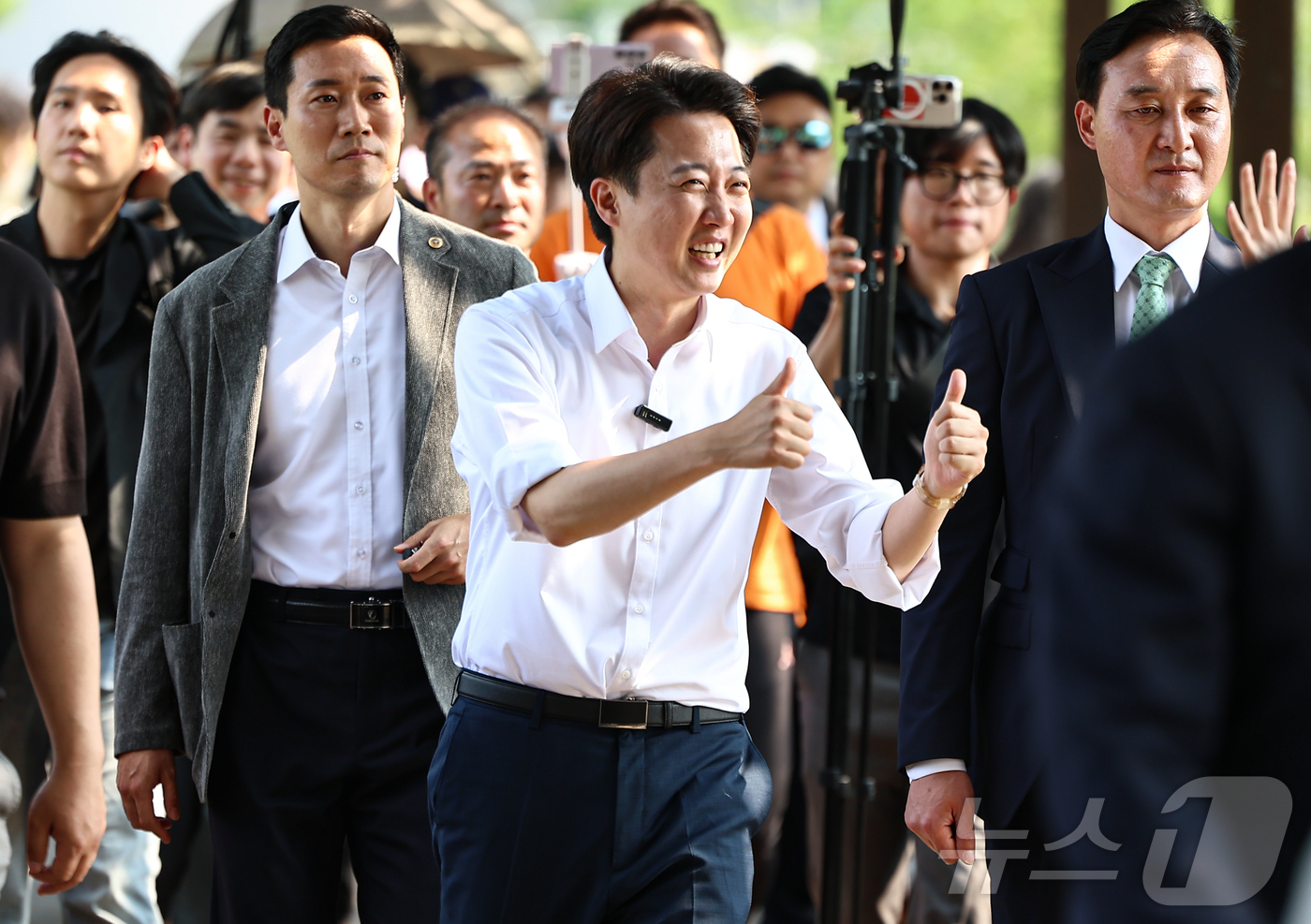 (화성=뉴스1) 김도우 기자 = 이준석 개혁신당 대통령 후보가 1일 경기 화성시 동탄호수공원을 찾아 시민들과 인사를 나누고 있다. 2025.6.1/뉴스1