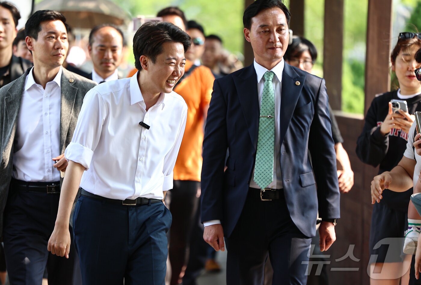 본문 이미지 - 이준석 개혁신당 대통령 후보가 1일 경기 화성시 동탄호수공원을 찾아 시민들과 인사를 나누고 있다. 2025.6.1/뉴스1 ⓒ News1 김도우 기자