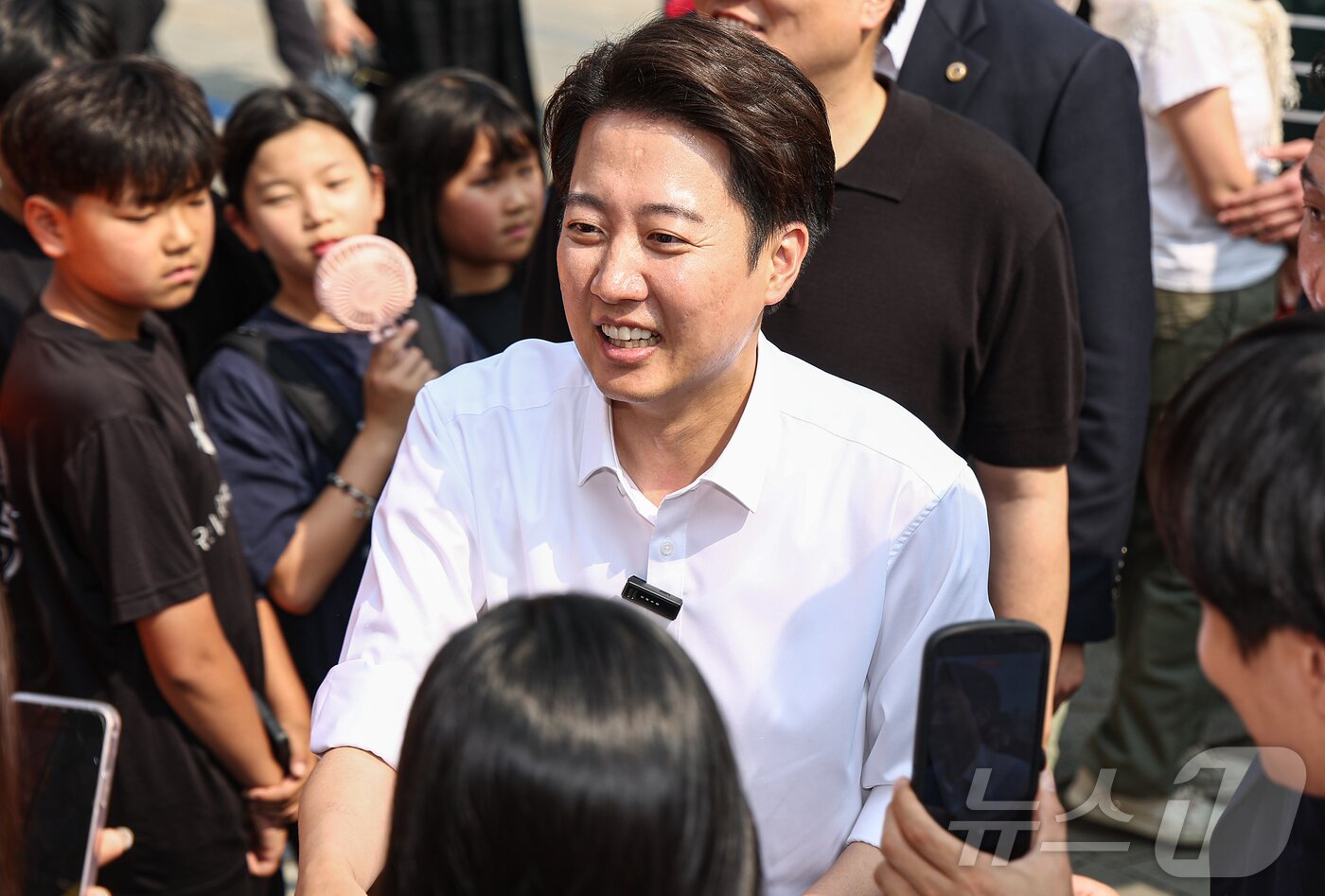 본문 이미지 - 이준석 개혁신당 대통령 후보가 1일 경기 화성시 동탄호수공원을 찾아 시민들과 인사를 나누고 있다. 2025.6.1/뉴스1 ⓒ News1 김도우 기자