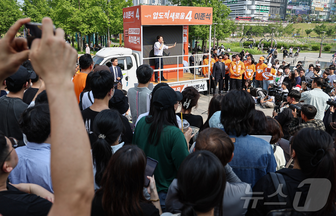 (화성=뉴스1) 김도우 기자 = 이준석 개혁신당 대통령 후보가 1일 경기 화성시 동탄호수공원을 찾아 지지를 호소하고 있다. 2025.6.1/뉴스1