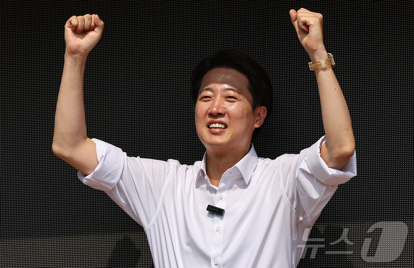 (화성=뉴스1) 김도우 기자 = 이준석 개혁신당 대통령 후보가 1일 경기 화성시 동탄호수공원을 찾아 지지를 호소하고 있다. 2025.6.1/뉴스1