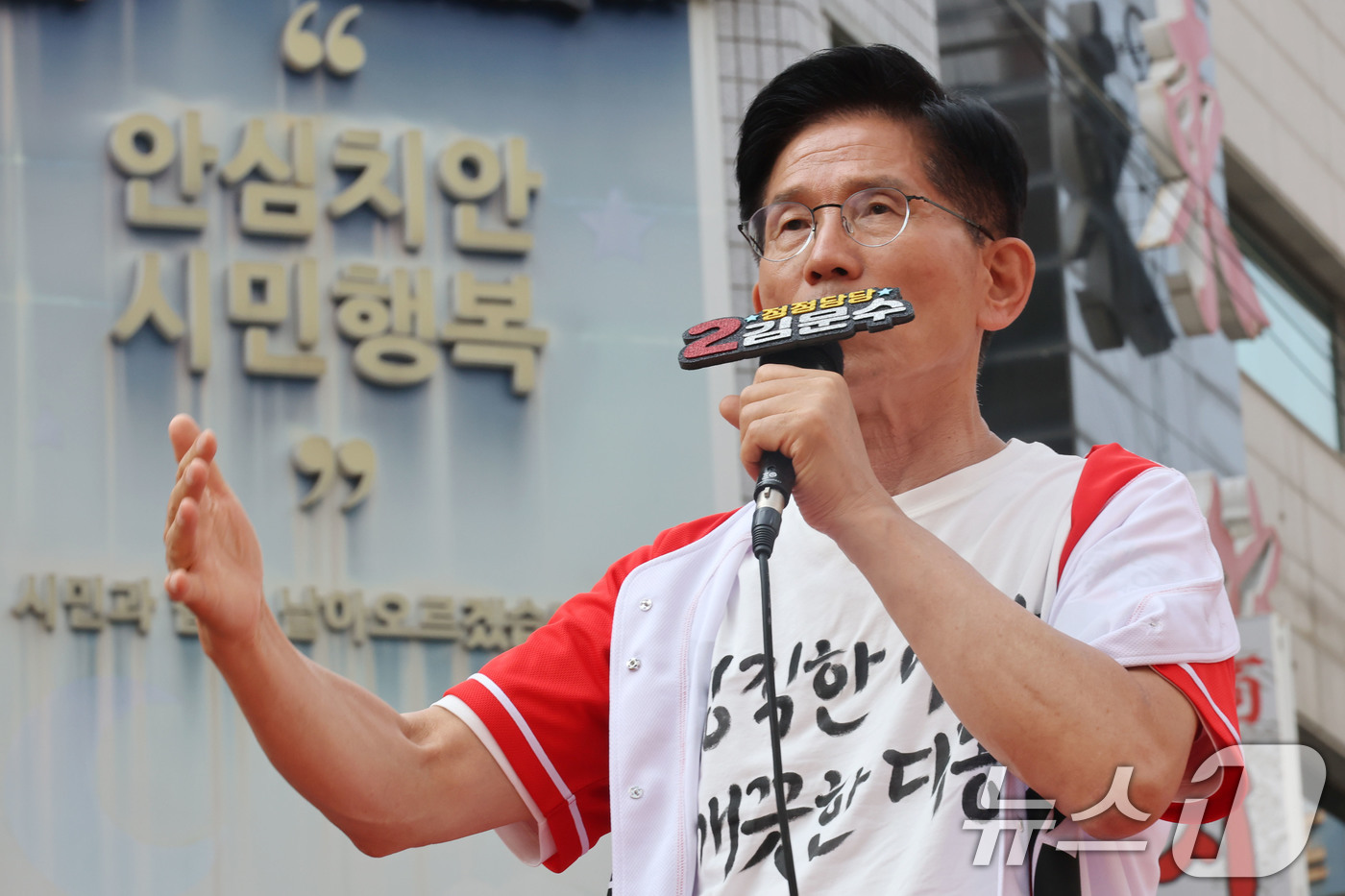 (의정부=뉴스1) 이광호 기자 = 김문수 국민의힘 대통령 후보가 1일 오후 경기도 의정부시 거리 유세에서 시민들에게 지지를 호소하고 있다. 2025.6.1/뉴스1