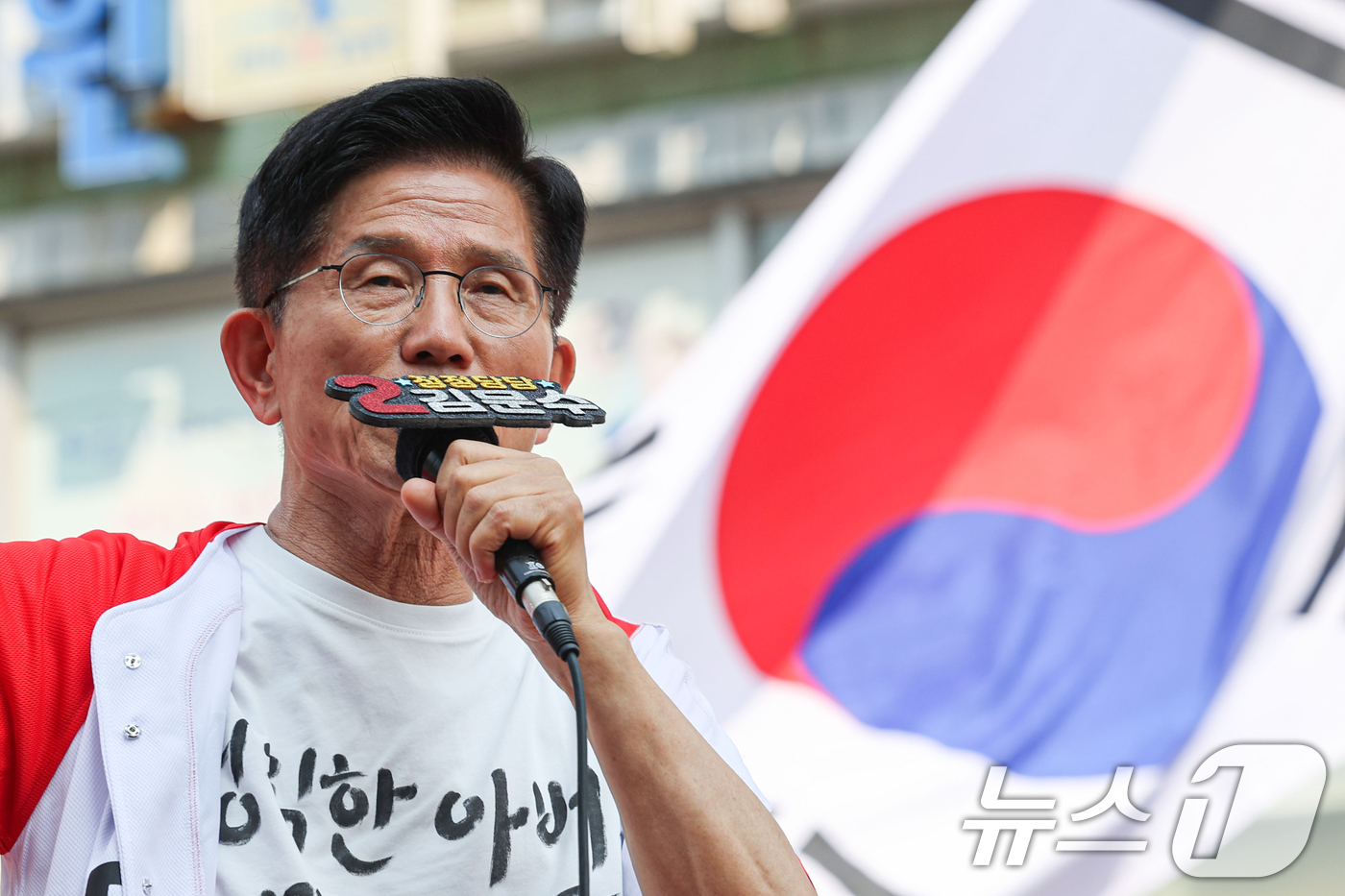 (의정부=뉴스1) 이광호 기자 = 김문수 국민의힘 대통령 후보가 1일 오후 경기 의정부시 태조이성계상 앞에서 열린 유세에서 지지를 호소하고 있다. (공동취재) 2025.6.1/뉴스 …