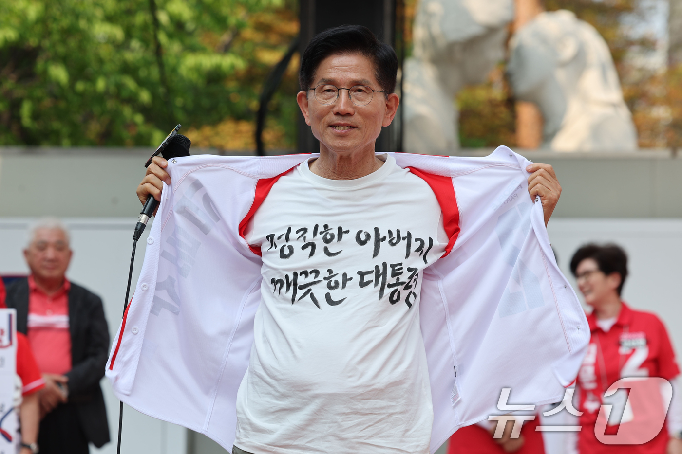 (의정부=뉴스1) 이광호 기자 = 김문수 국민의힘 대통령 후보가 1일 오후 경기 의정부시 태조이성계상 앞에서 열린 유세에서 '정직한 아버지 깨끗한 대통령'이라고 적힌 티셔츠를 보여 …