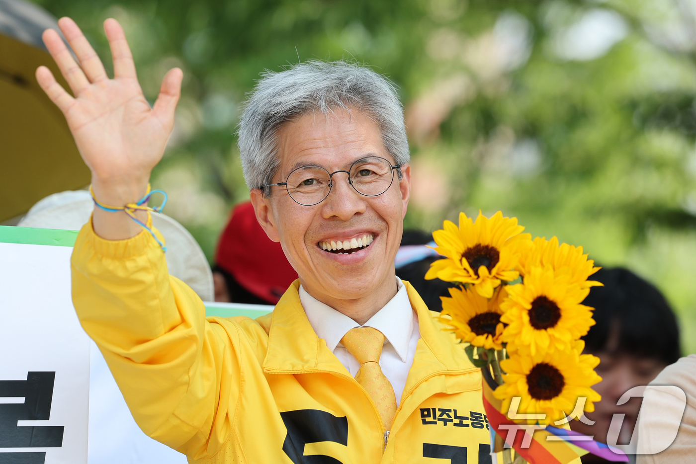 (서울=뉴스1) 신웅수 기자 = 권영국 민주노동당 대통령 후보가 1일 오후 서울 마포구 경의선숲길에서 시민들에게 지지를 호소하고 있다. 2025.6.1/뉴스1