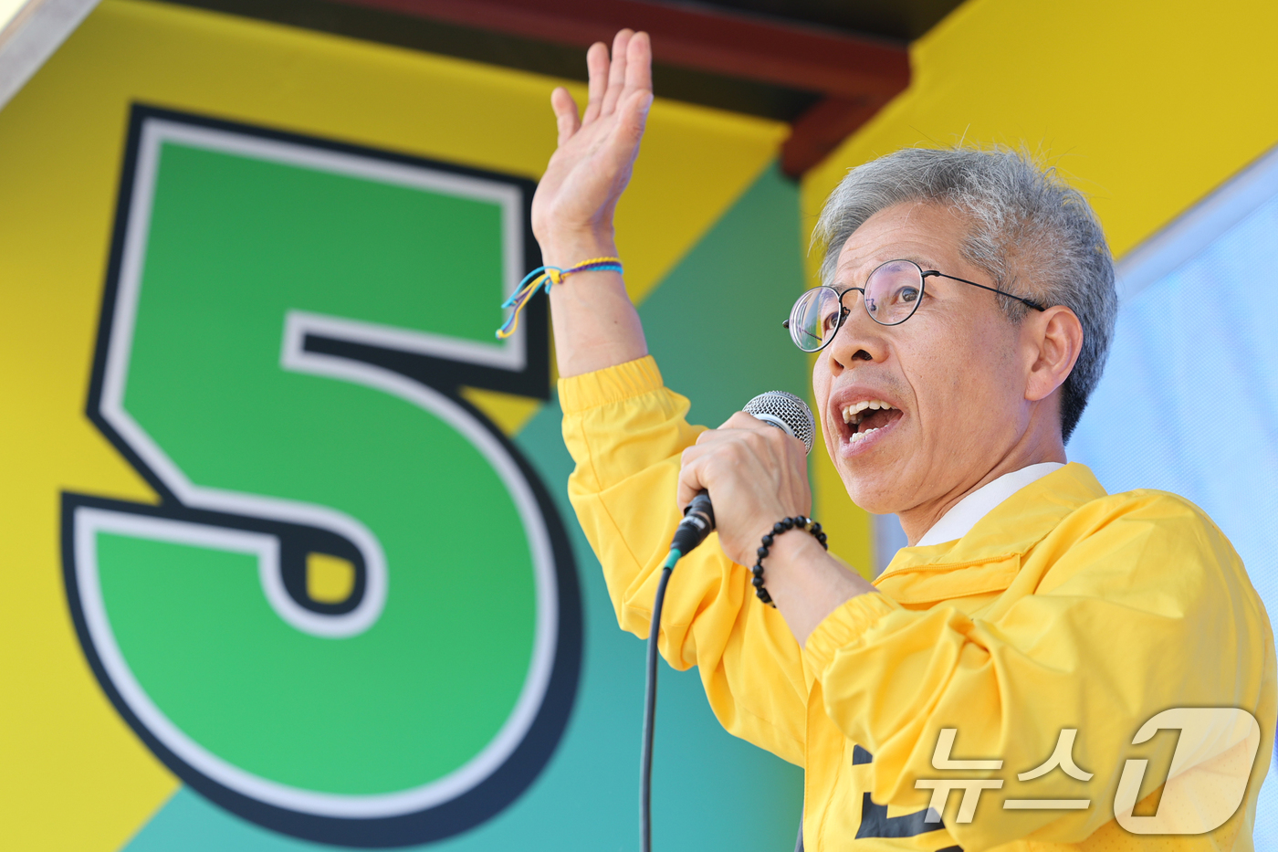 (서울=뉴스1) 신웅수 기자 = 권영국 민주노동당 대통령 후보가 1일 오후 서울 마포구 경의선숲길에서 시민들에게 지지를 호소하고 있다. 2025.6.1/뉴스1