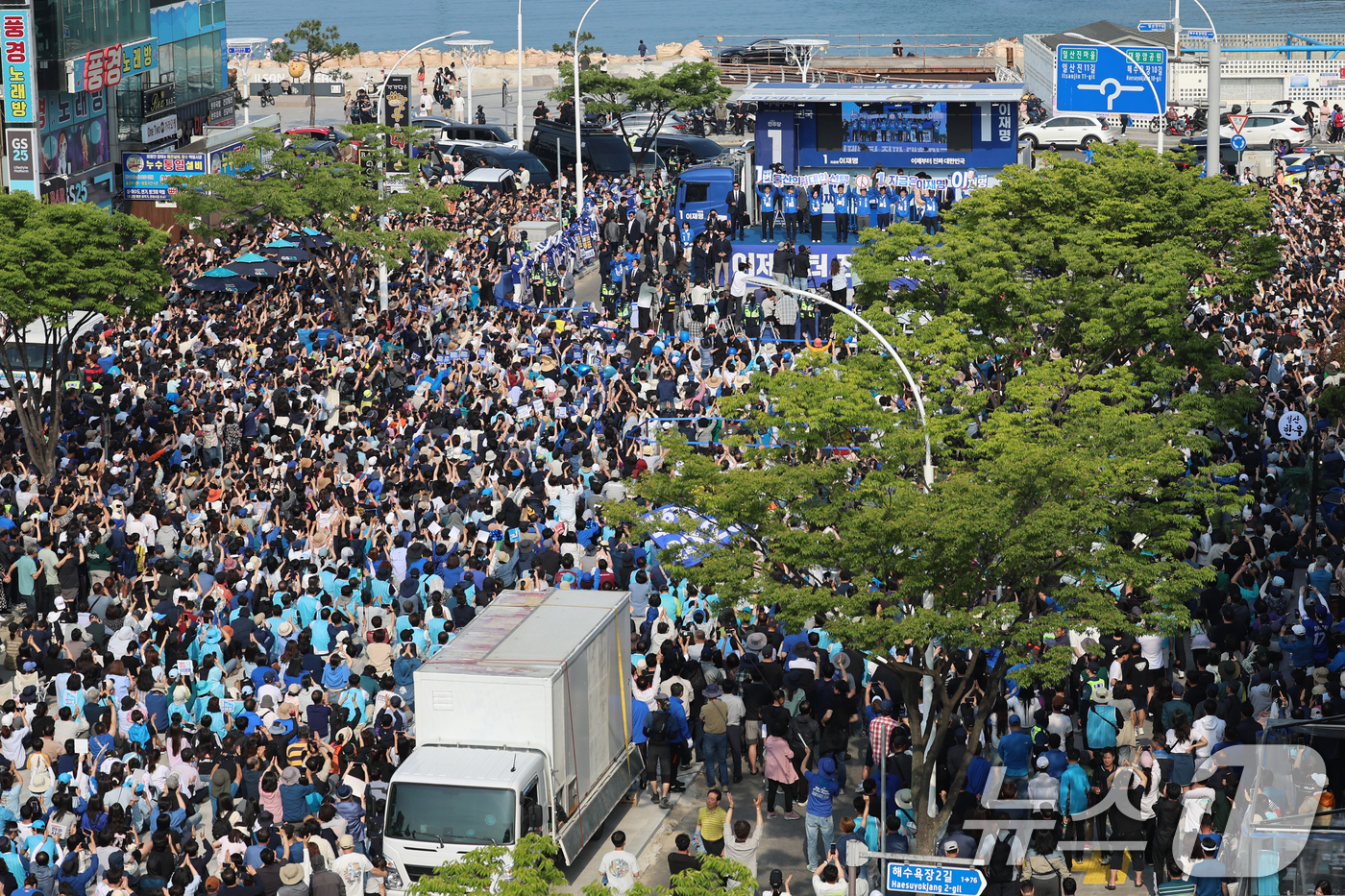 (울산=뉴스1) 이재명 기자 = 이재명 더불어민주당 대통령 후보가 1일 오후 울산 동구 일산해수욕장 로터리에서 열린 집중 유세에서 투표 독려 퍼포먼스를 하고 있다. (공동취재) 2 …