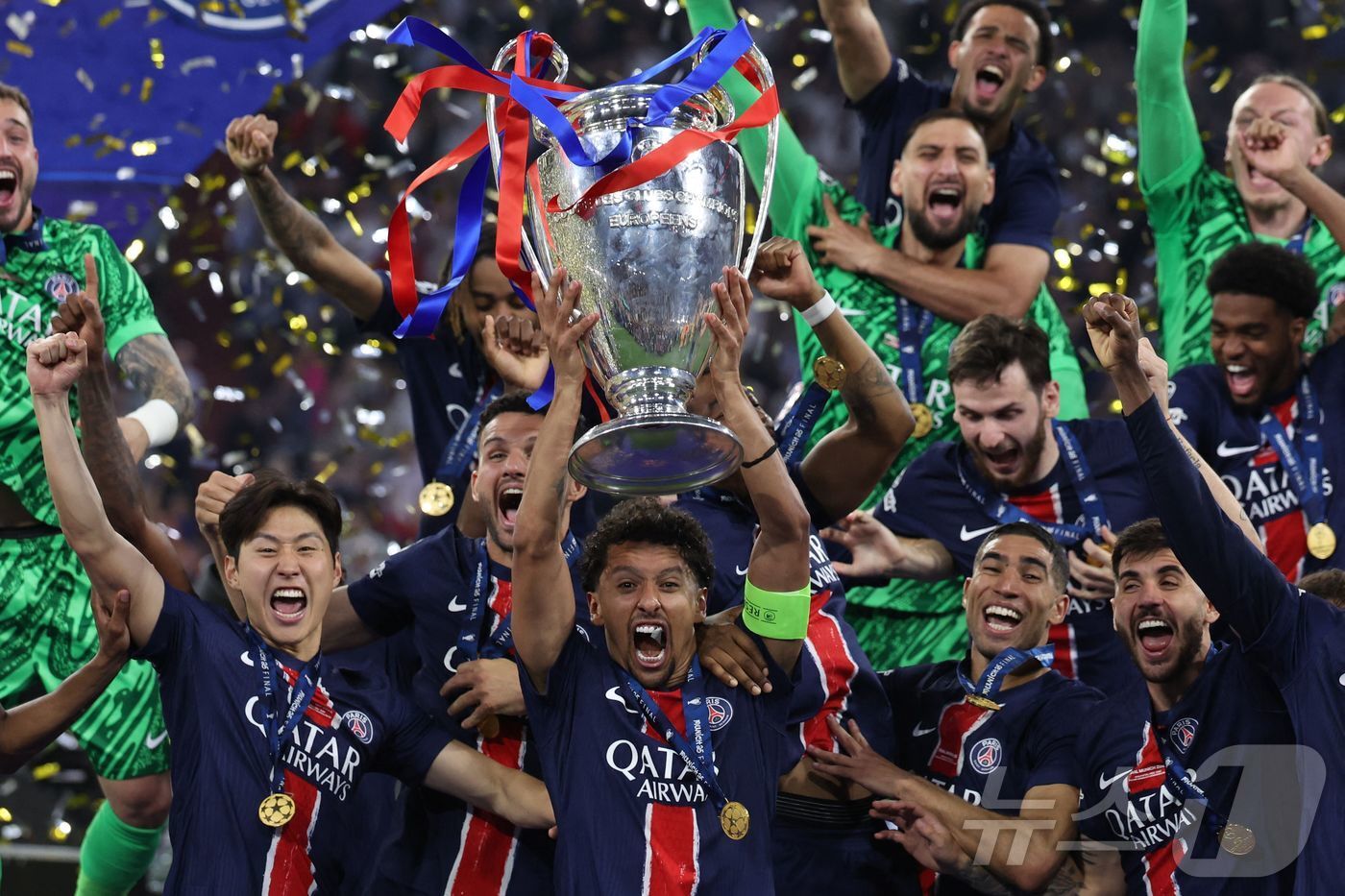 본문 이미지 - 챔피언스리그 정상에 오른 이강인과 PSG 선수들ⓒ AFP=뉴스1