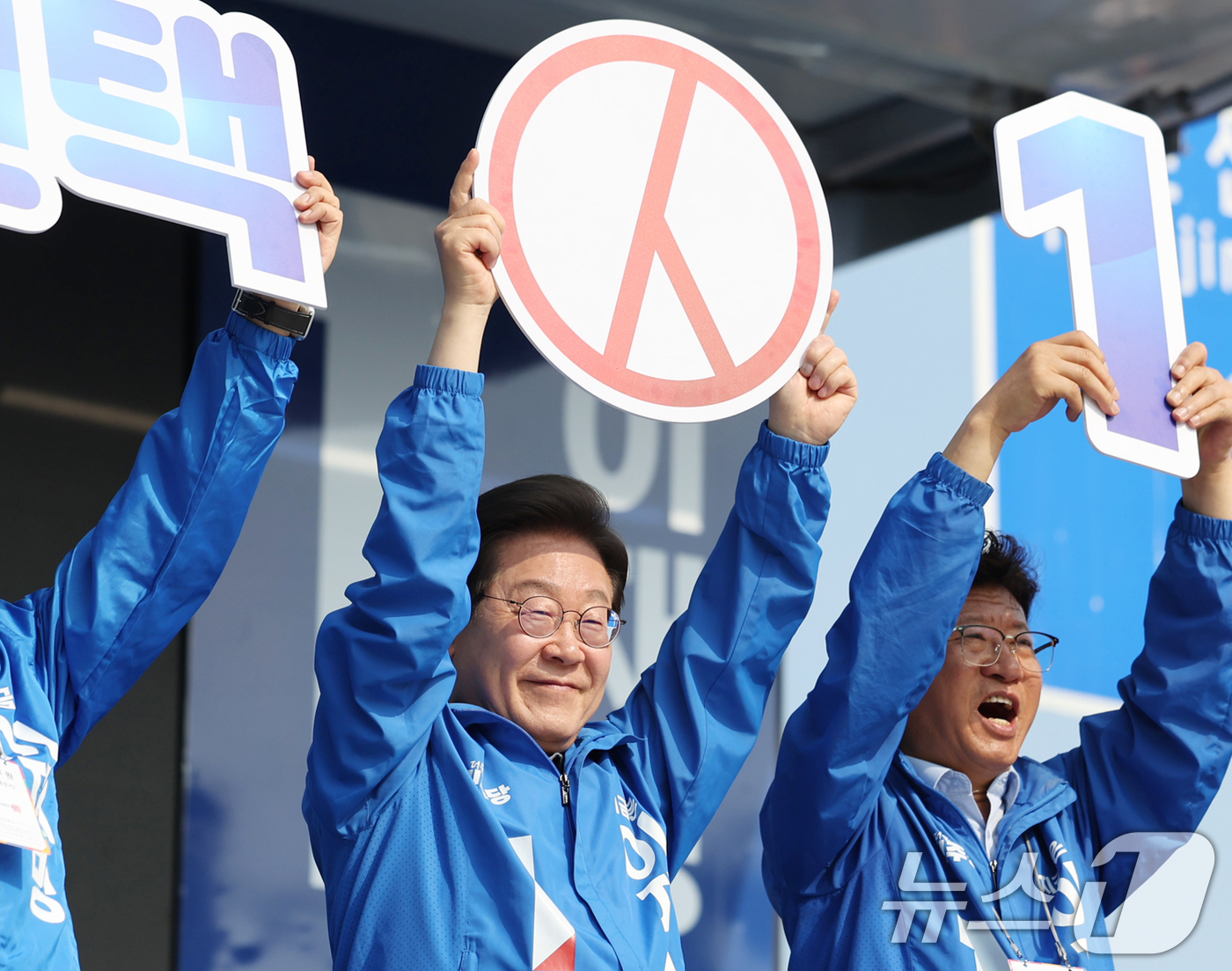(울산=뉴스1) 이재명 기자 = 이재명 더불어민주당 대통령 후보가 1일 오후 울산 동구 일산해수욕장 로터리에서 열린 집중 유세에서 투표 독려 퍼포먼스를 하고 있다. 2025.6.1 …