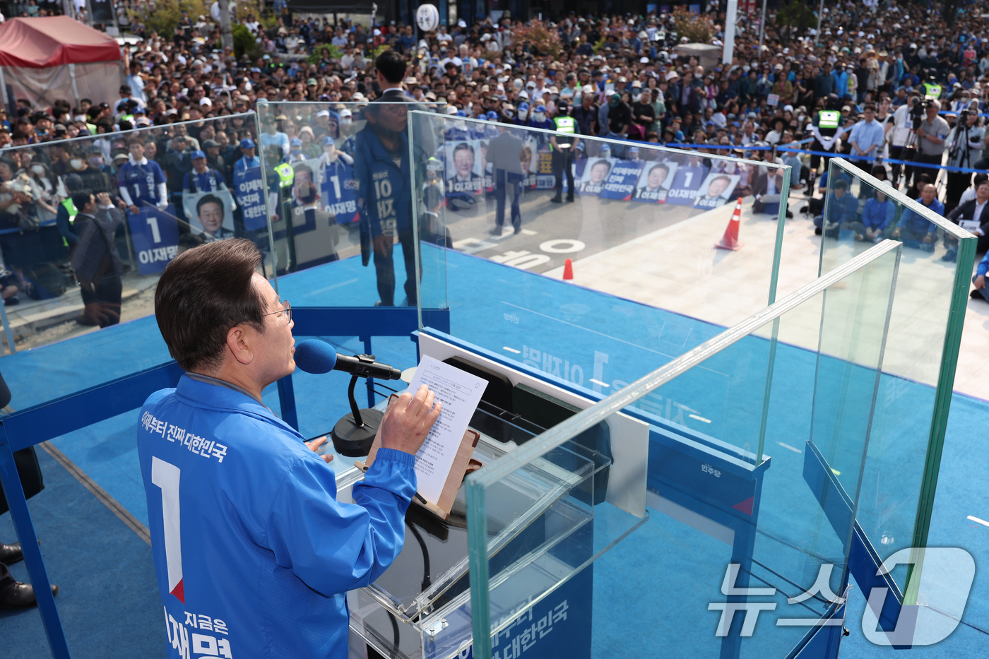 (울산=뉴스1) 이재명 기자 = 이재명 더불어민주당 대통령 후보가 1일 오후 울산 동구 일산해수욕장 로터리에서 열린 집중 유세에서 지지를 호소하고 있다. (공동취재) 2025.6. …