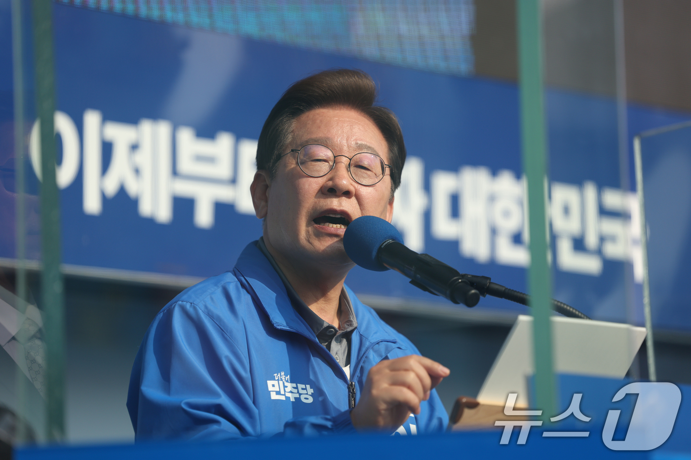 (울산=뉴스1) 이재명 기자 = 이재명 더불어민주당 대통령 후보가 1일 오후 울산 동구 일산해수욕장 로터리에서 열린 집중 유세에서 지지를 호소하고 있다. (공동취재) 2025.6. …