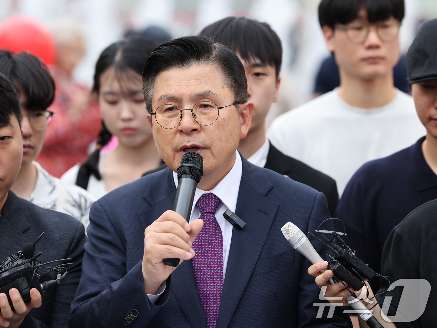 (서울=뉴스1) 황기선 기자 = 황교안 무소속 대통령 후보가 1일 오후 서울 광화문광장에서 후보직 사퇴 및 김문수 국민의힘 후보 지지 선언을 하고 있다. 2025.6.1/뉴스1