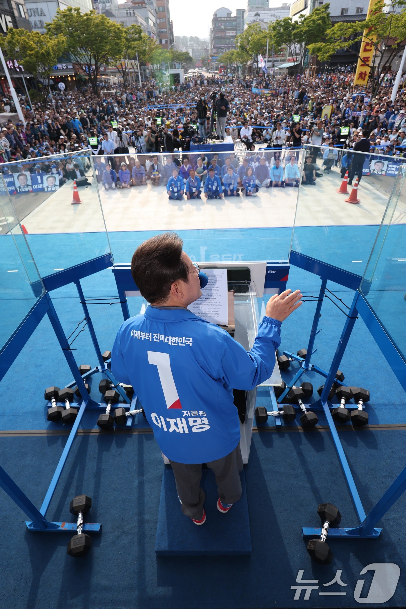 (울산=뉴스1) 이재명 기자 = 이재명 더불어민주당 대통령 후보가 1일 오후 울산 동구 일산해수욕장 로터리에서 열린 집중 유세에서 지지를 호소하고 있다. (공동취재) 2025.6. …