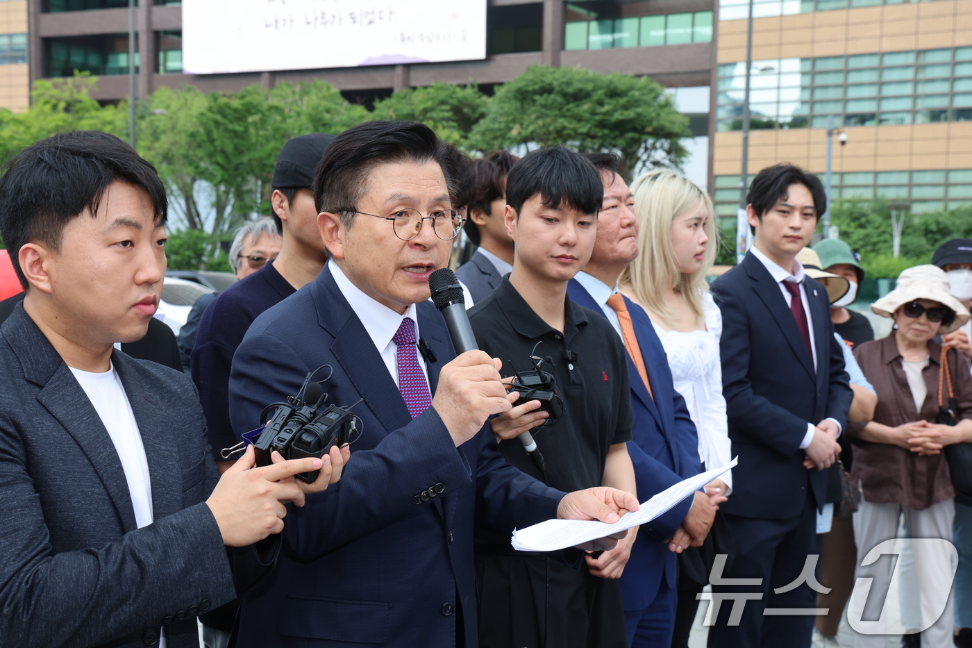 (서울=뉴스1) 황기선 기자 = 황교안 무소속 대통령 후보가 1일 오후 서울 종로구 광화문 광장에서 후보 사퇴 및 김문수 국민의힘 후보 지지, 신당 창당 관련 긴급 기자회견을 하고 …