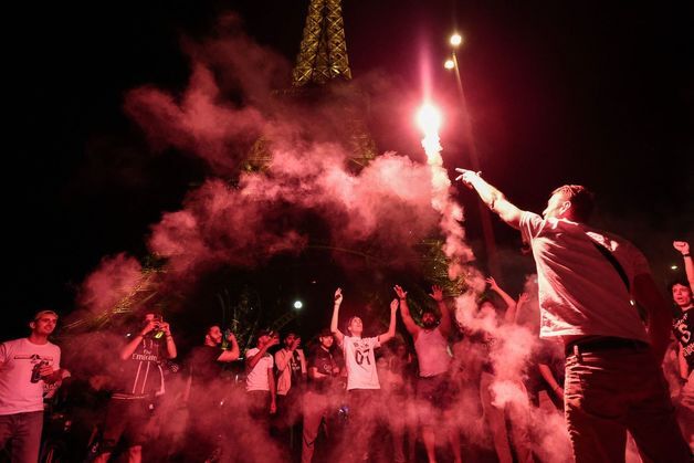 PSG, 유럽축구 평정한 날 광란의 파리…자동차 불타고 4명 다쳐