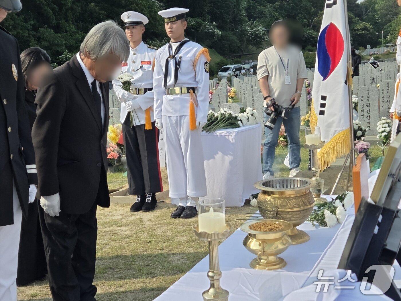 본문 이미지 - 1일 국립대전현충원에서 거행된 해군 대잠 해상초계기 순직 승무원들의 안장식에서 유족이 헌화하고 있다. ⓒ 뉴스1