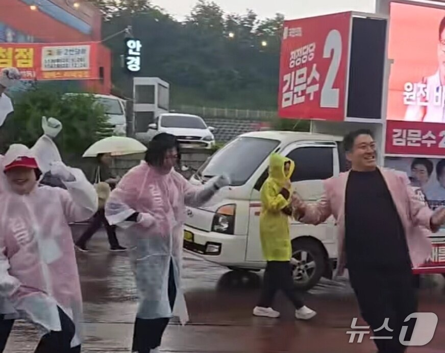본문 이미지 - 제21대 대통령선거의 유세활동에 나선 임미선 국민의힘 강원특별자치도의원(가운데)이 최근 도내 한 유세현장에서 춤을 추는 모습. (본인 제공. 재판매 및 DB금지) 2025.6.1/뉴스1