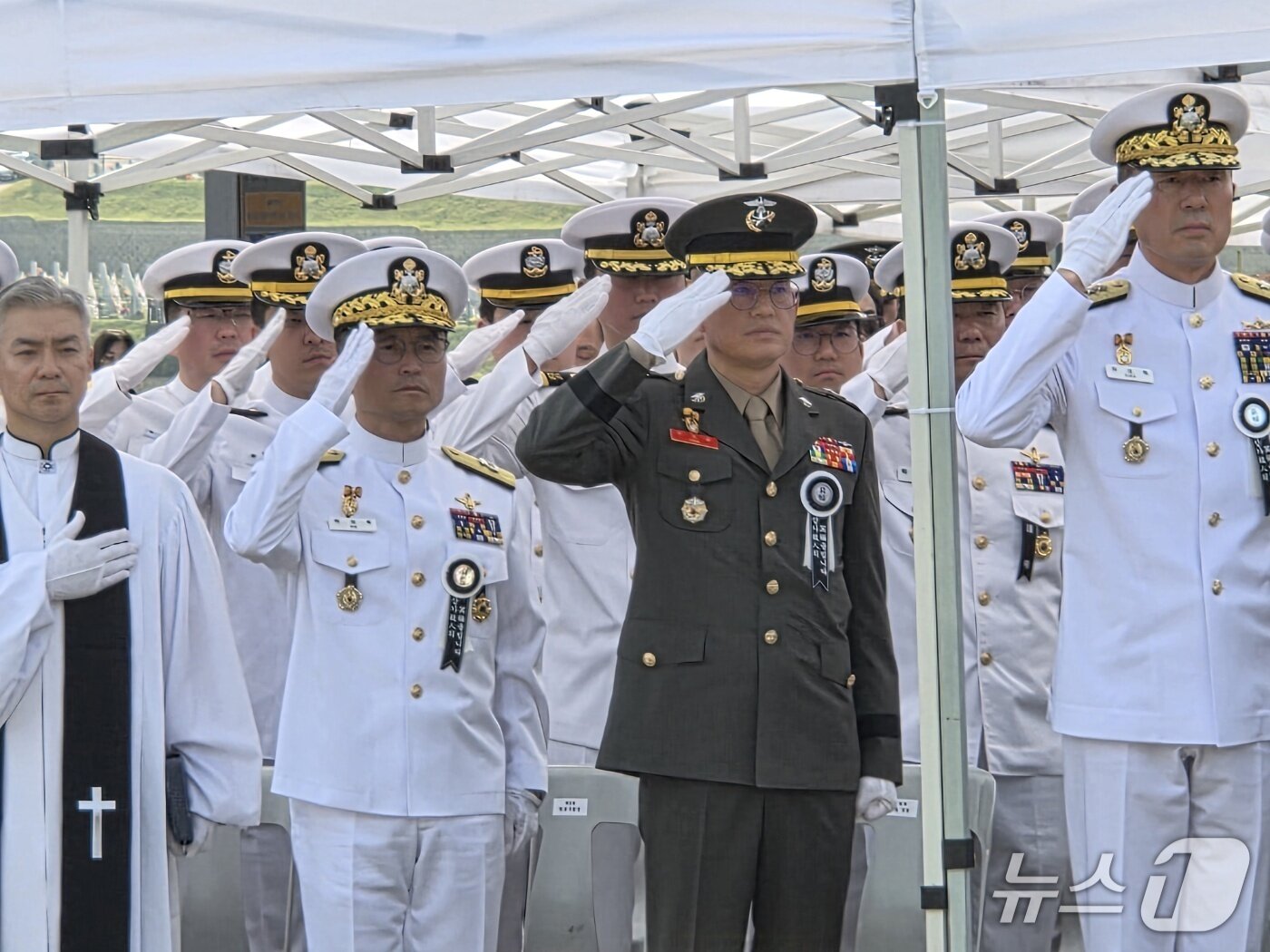 본문 이미지 - 1일 국립대전현충원에서 거행된 해군 대잠 해상초계기 순직  승무원 안장식에서 해군 동료 등 군 관계자들이 경례하고 있다.ⓒ 뉴스1