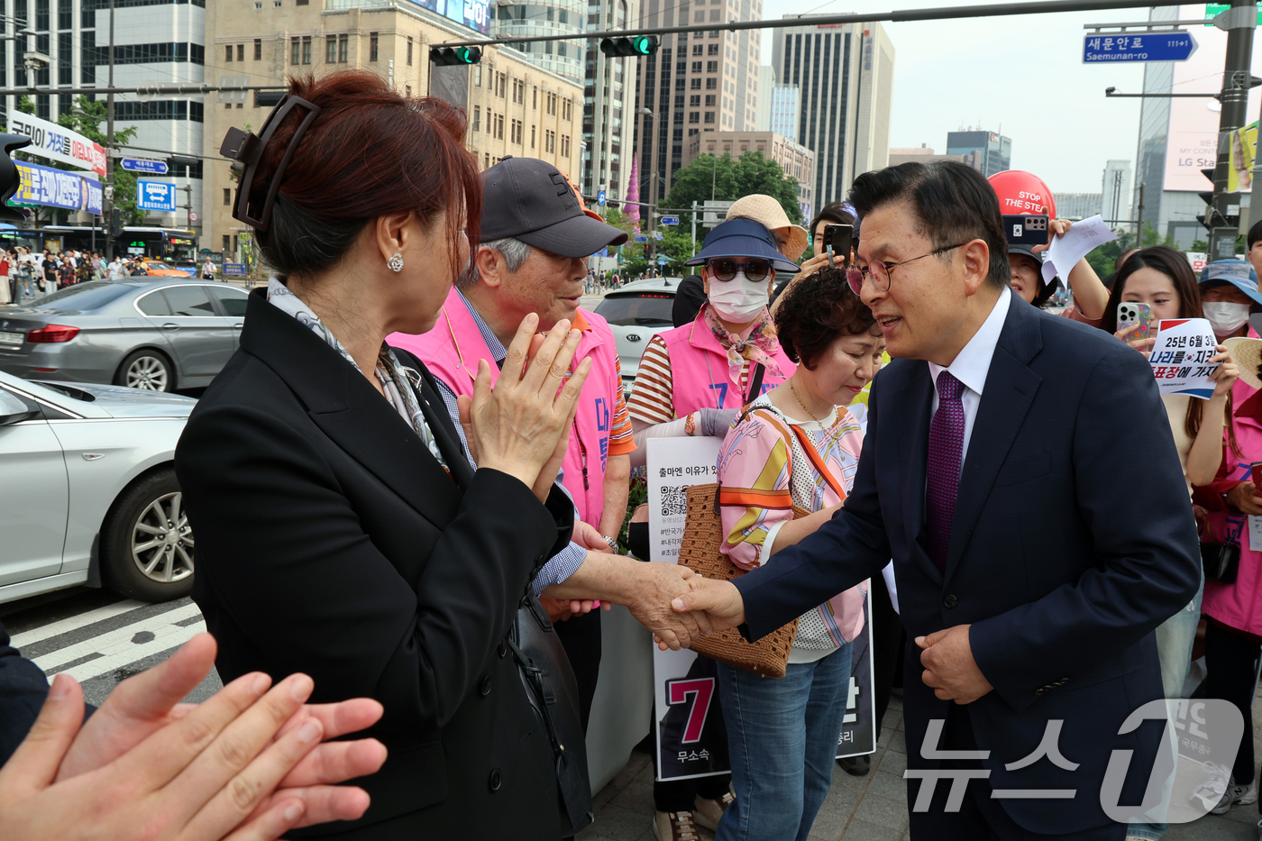 (서울=뉴스1) 황기선 기자 = 황교안 무소속 대통령 후보가 1일 오후 서울 종로구 광화문 광장에서 후보 사퇴 및 김문수 국민의힘 후보 지지, 신당 창당 관련 긴급 기자회견 전 지 …