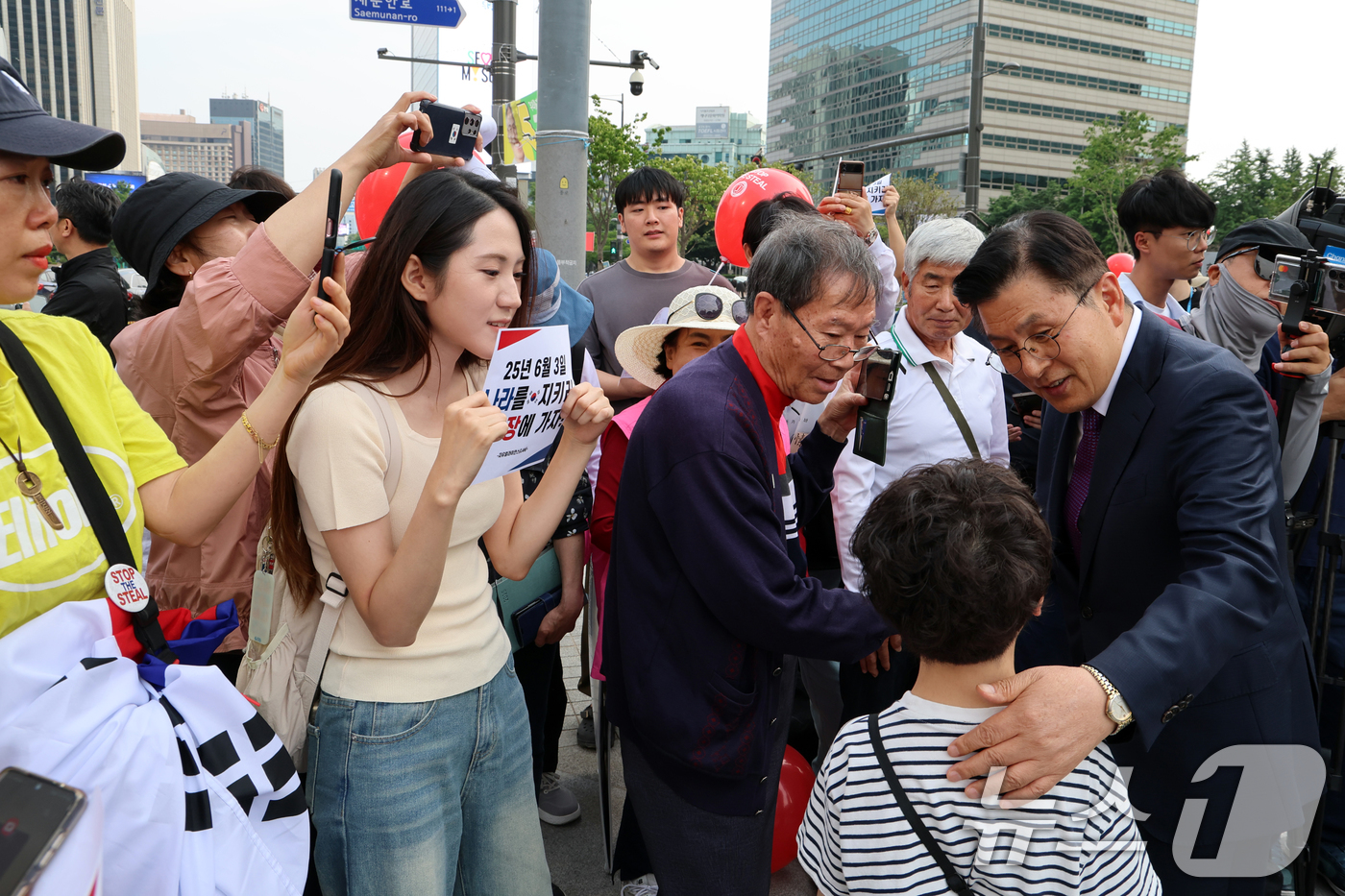 (서울=뉴스1) 황기선 기자 = 황교안 무소속 대통령 후보가 1일 오후 서울 종로구 광화문 광장에서 후보 사퇴 및 김문수 국민의힘 후보 지지, 신당 창당 관련 긴급 기자회견 전 지 …