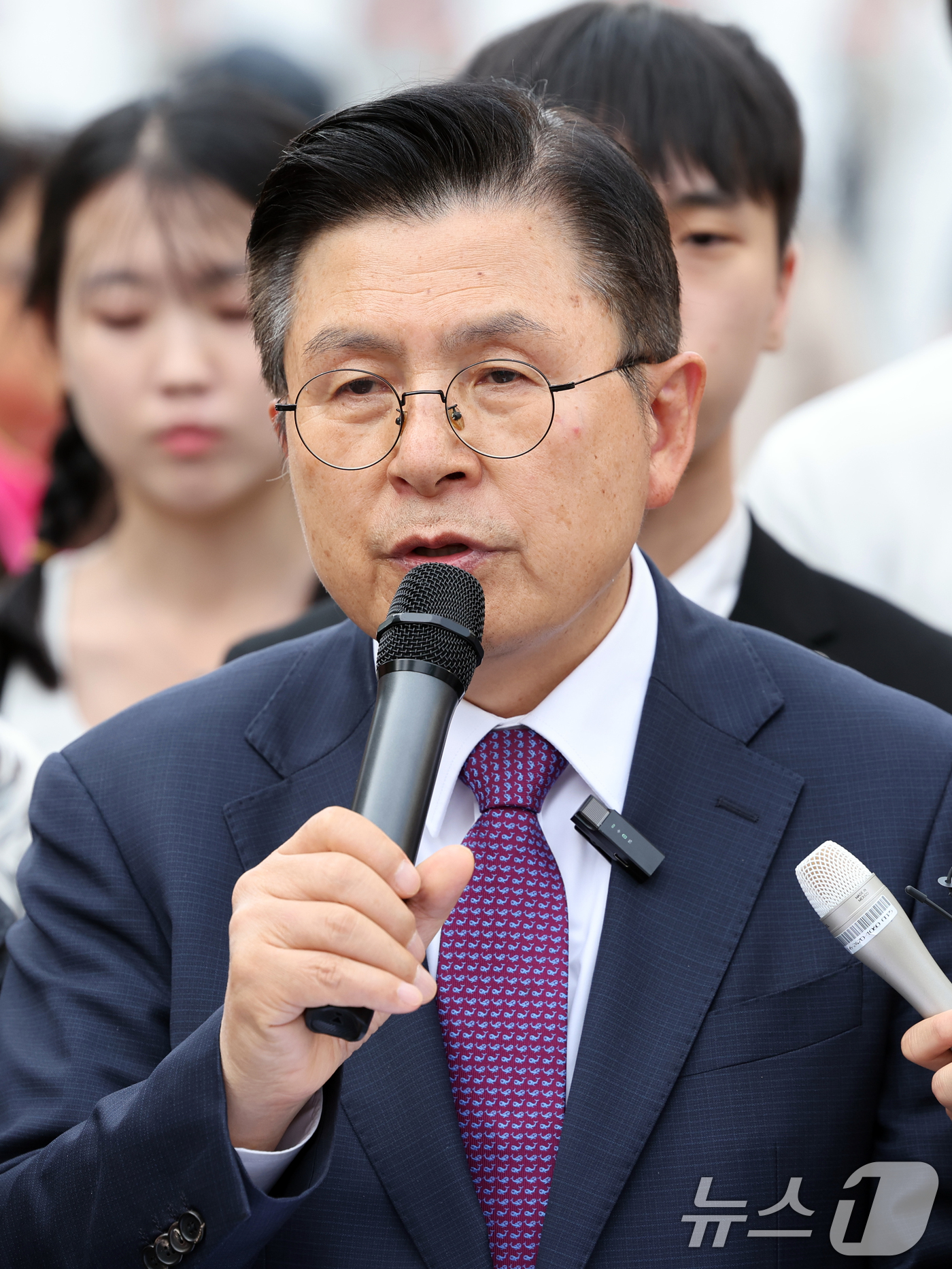 (서울=뉴스1) 황기선 기자 = 황교안 무소속 대통령 후보가 1일 오후 서울 종로구 광화문 광장에서 후보 사퇴 및 김문수 국민의힘 후보 지지, 신당 창당 관련 긴급 기자회견을 하고 …