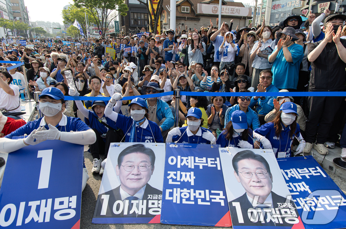 (울산=뉴스1) 이재명 기자 = 1일 오전 울산 동구 일산해수욕장 로터리에서 열린 이재명 더불어민주당 대통령 후보 유세를 찾은 시민들이 이 후보를 응원하고 있다. 2025.6.1/ …