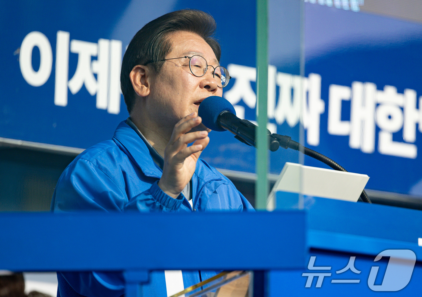 (울산=뉴스1) 이재명 기자 = 이재명 더불어민주당 대통령 후보가 1일 오전 울산 동구 일산해수욕장 로터리에서 시민들에게 지지를 호소하고 있다. 2025.6.1/뉴스1