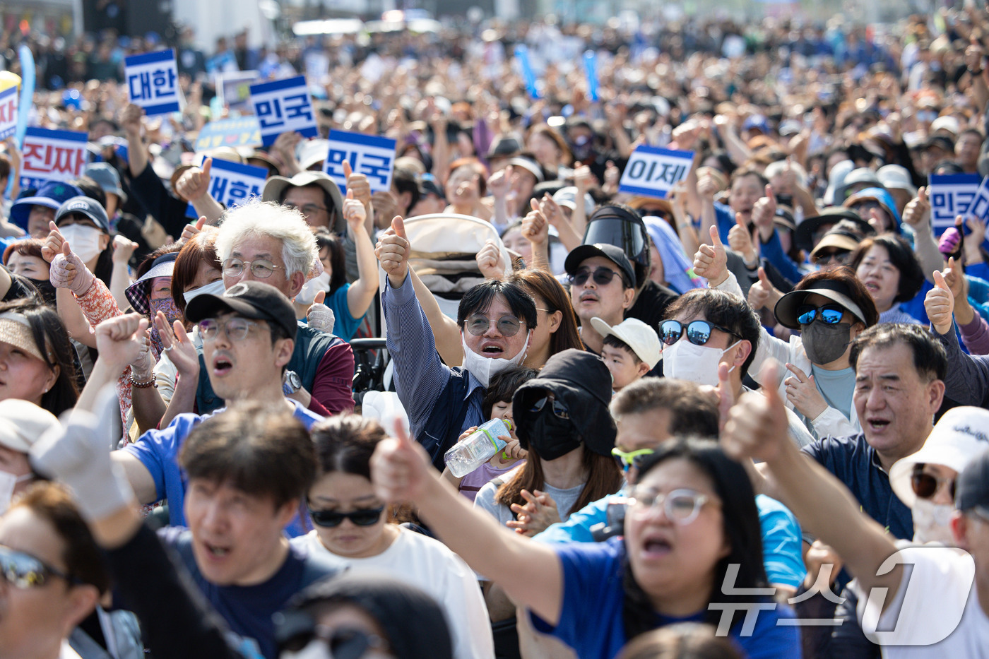 (울산=뉴스1) 이재명 기자 = 1일 오전 울산 동구 일산해수욕장 로터리에서 열린 이재명 더불어민주당 대통령 후보 유세를 찾은 시민들이 이 후보를 응원하고 있다. 2025.6.1/ …