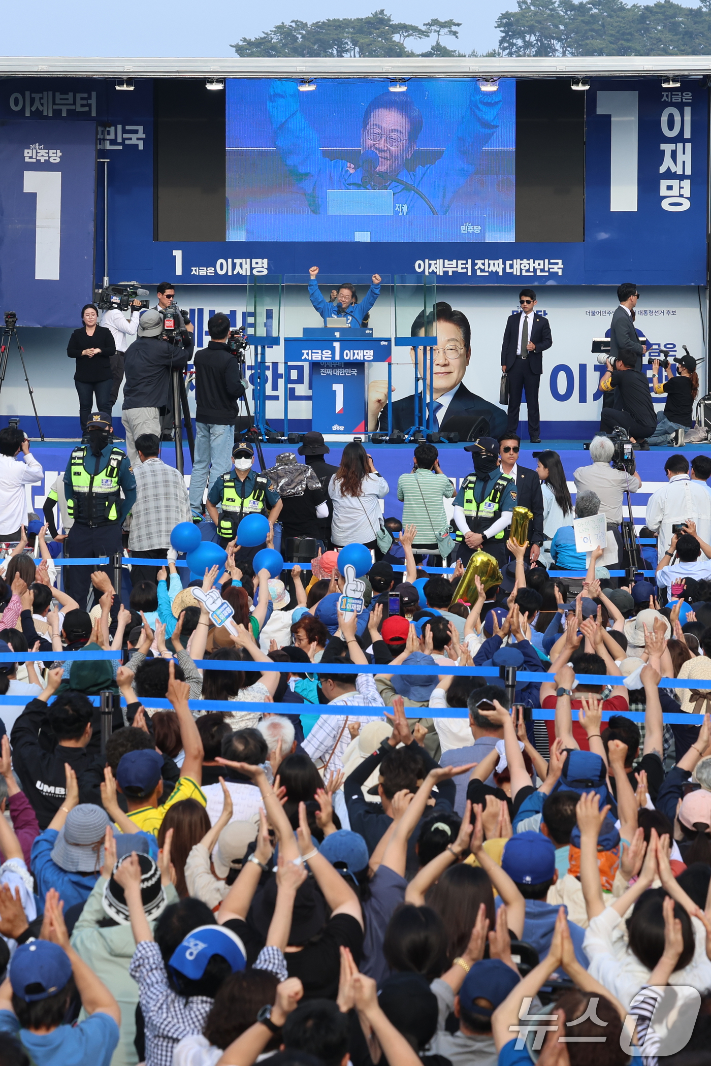 (울산=뉴스1) 이재명 기자 = 이재명 더불어민주당 대통령 후보가 1일 오전 울산 동구 일산해수욕장 로터리에서 시민들에게 지지를 호소하고 있다. (공동취재) 2025.6.1/뉴스1 …