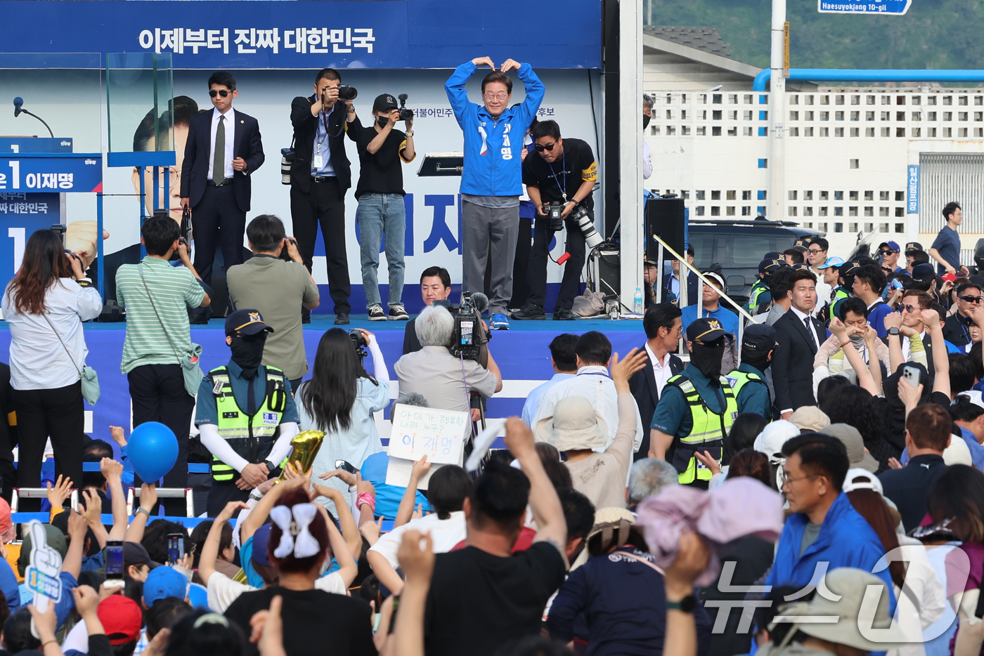 (울산=뉴스1) 이재명 기자 = 이재명 더불어민주당 대통령 후보가 1일 오전 울산 동구 일산해수욕장 로터리에서 시민들에게 인사를 하고 있다. (공동취재) 2025.6.1/뉴스1