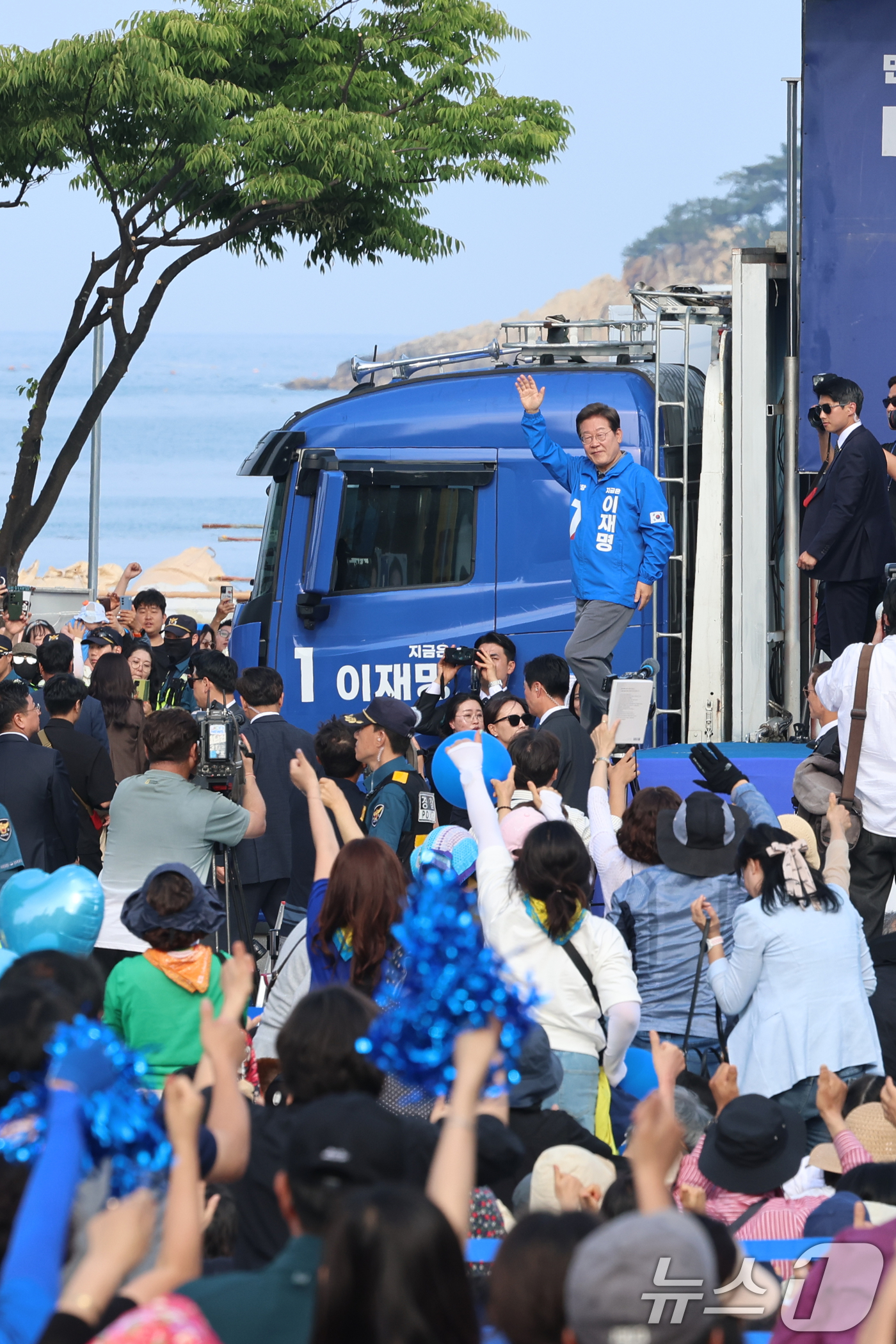 (울산=뉴스1) 이재명 기자 = 이재명 더불어민주당 대통령 후보가 1일 오전 울산 동구 일산해수욕장 로터리에서 시민들에게 인사를 하고 있다. (공동취재) 2025.6.1/뉴스1