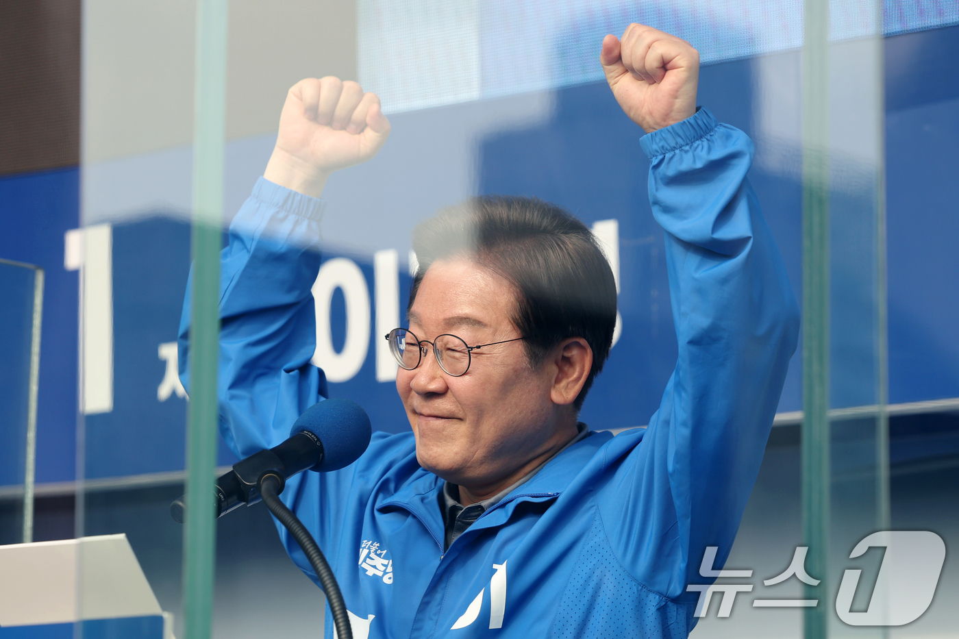 (울산=뉴스1) 이재명 기자 = 이재명 더불어민주당 대통령 후보가 1일 오전 울산 동구 일산해수욕장 로터리에서 시민들에게 지지를 호소하고 있다. (공동취재) 2025.6.1/뉴스1 …