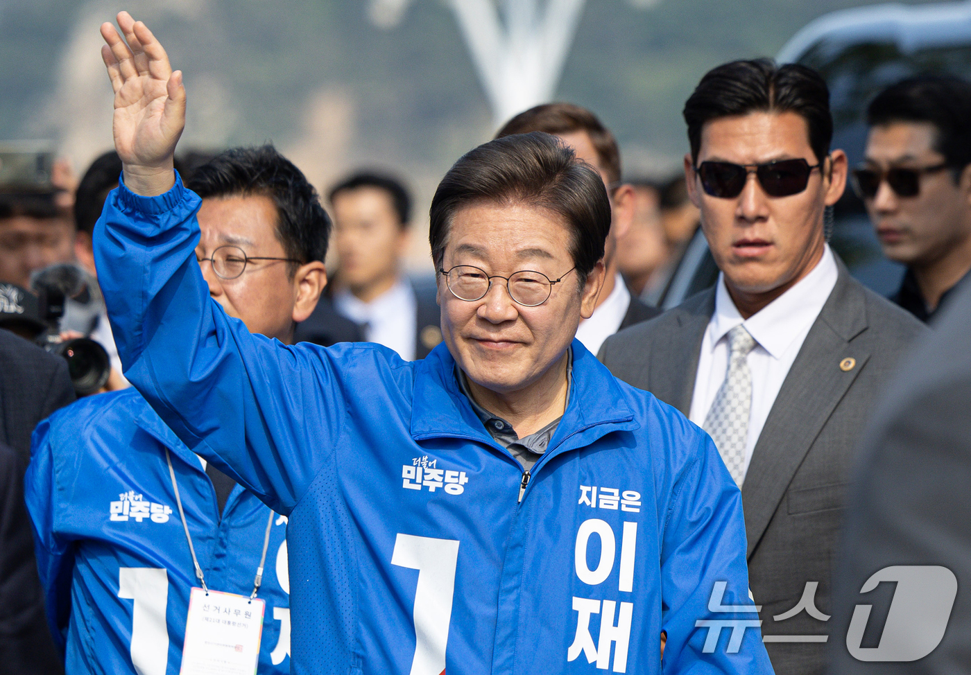 (울산=뉴스1) 이재명 기자 = 이재명 더불어민주당 대통령 후보가 1일 오전 울산 동구 일산해수욕장 로터리에서 열린 유세에 도착하고 있다. 2025.6.1/뉴스1